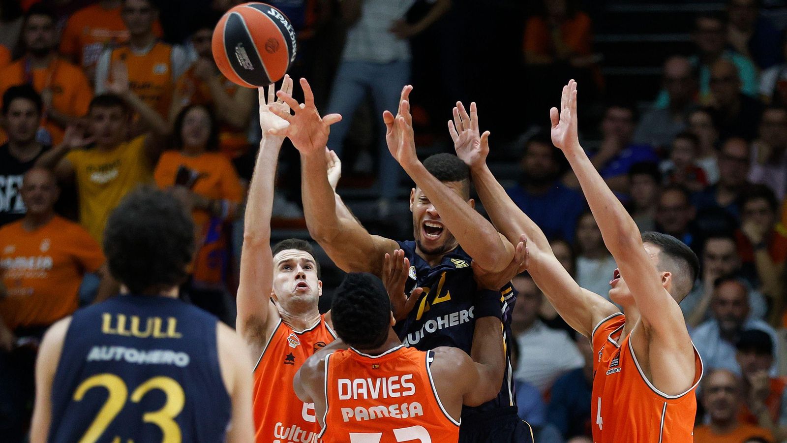 Imatge del partit entre el València Basket i el Reial Madrid