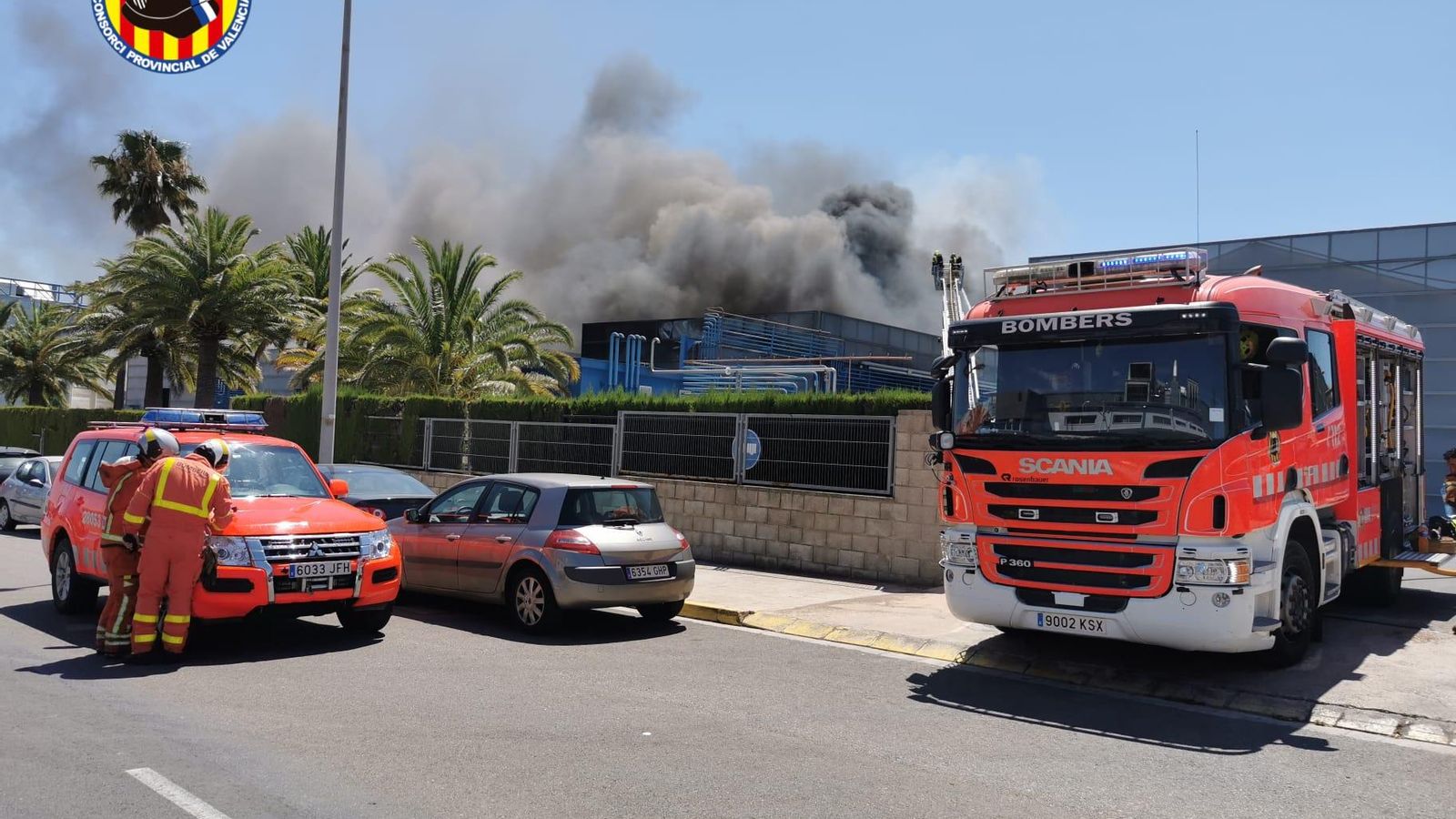 Els bombers treballen en l'incendi