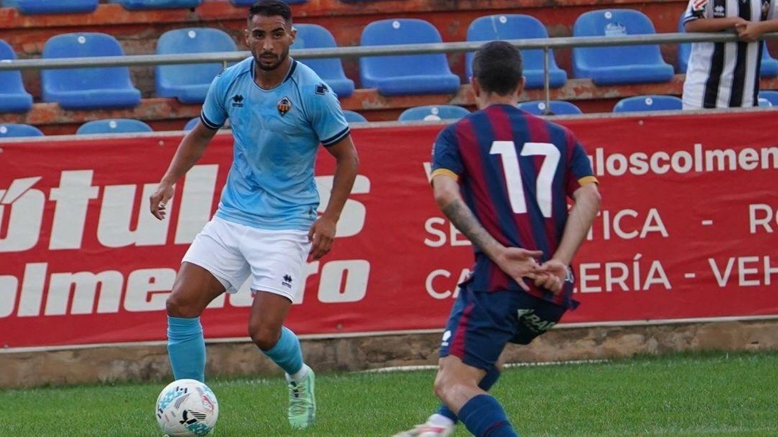 Un jugador de cada equip, en una acció del duel