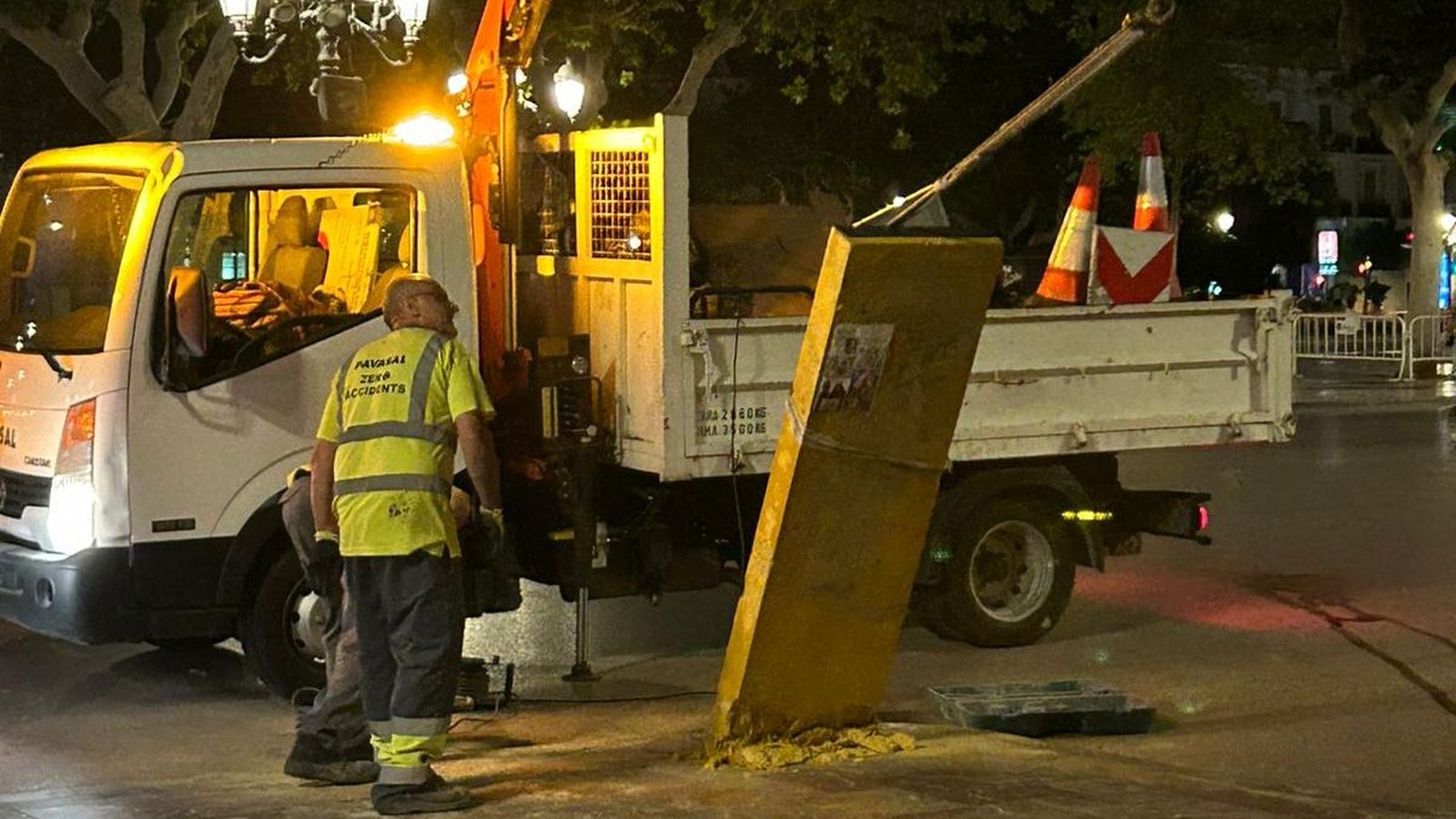 Treballadors municipals retiren, amb una xicoteta grua, el monòlit que, fins aquesta matinada, s'erigia en la plaça de l'Ajuntament de València