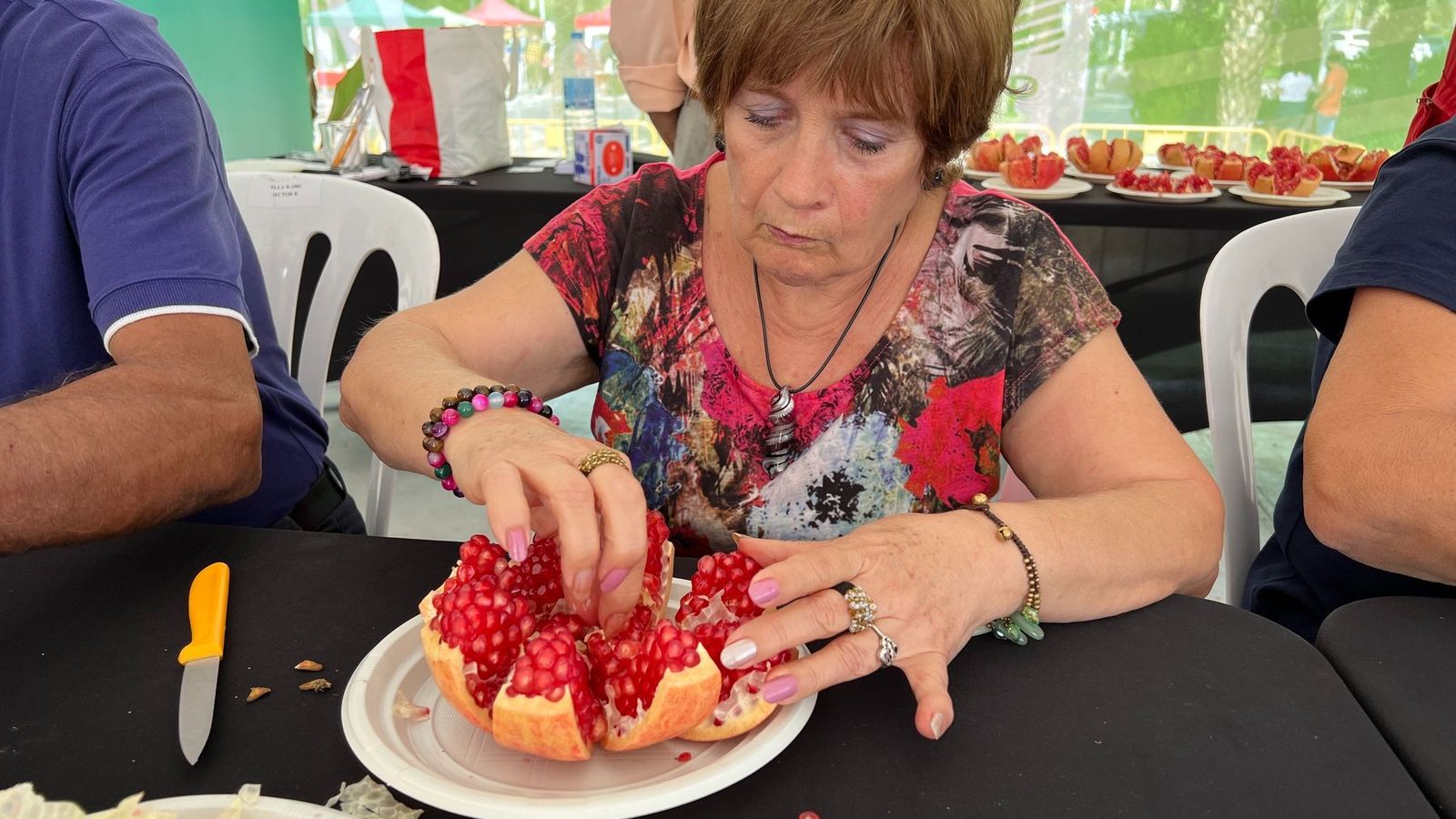 Vicentina Navarro guanya el concurs de pelar magranes i el de la magrana ideal a Elx