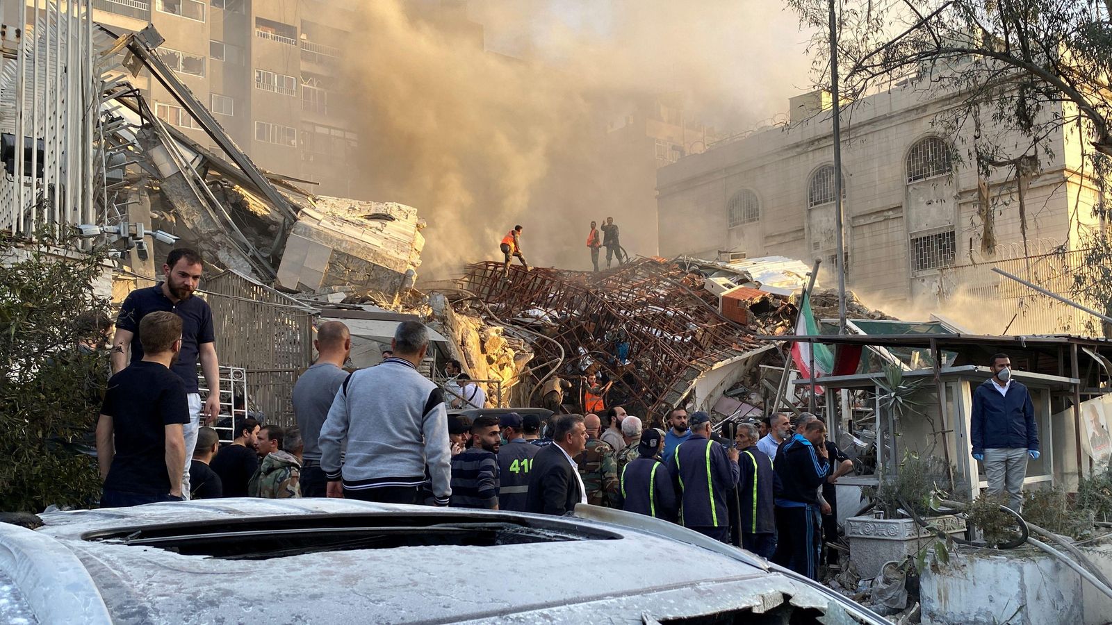 Gran columna de fum generat per l'atac contra el consolat iranià a Damasc