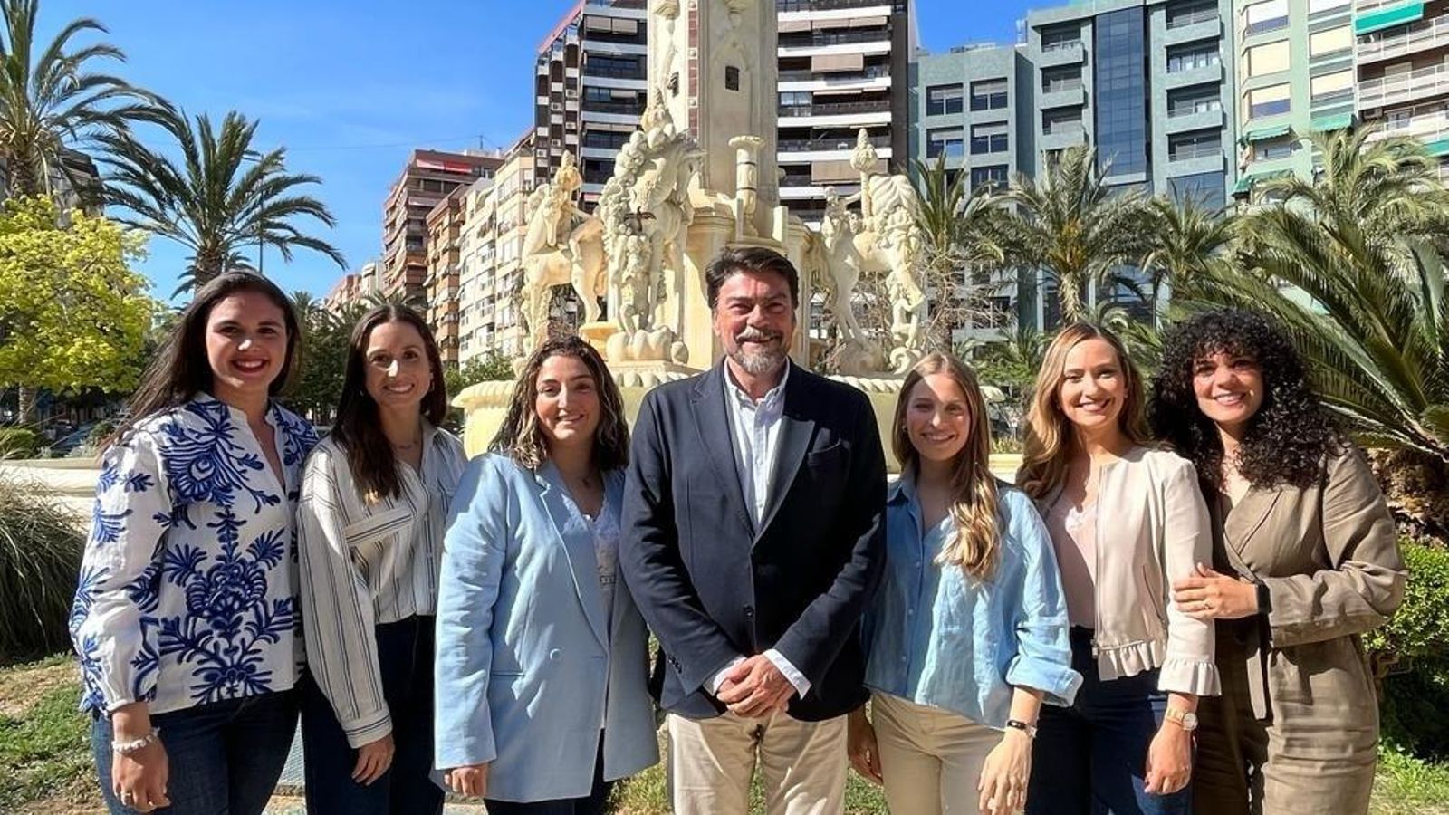 L'alcalde d'Alacant i candidat del PP a la reelecció, Luis Barcala, i part de la seua candidatura, en una foto d'arxiu