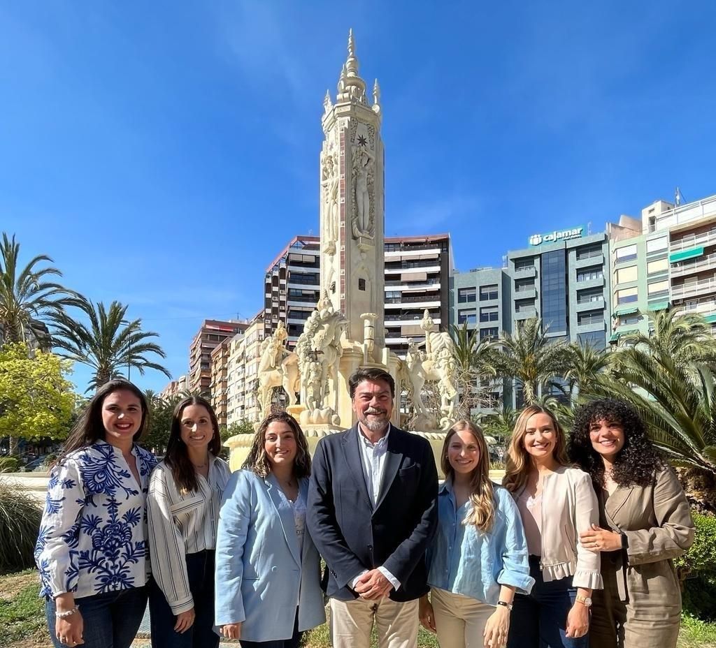 L'alcalde d'Alacant i candidat del PP a la reelecció, Luis Barcala, i part de la seua candidatura, en una foto d'arxiu