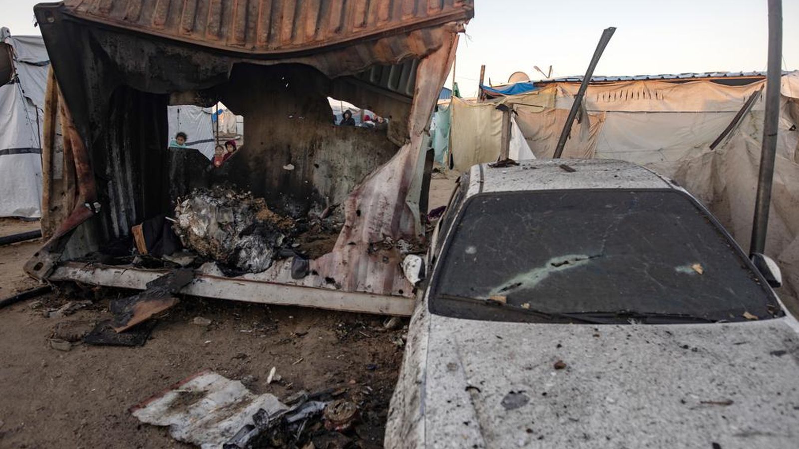 Uns xiquets contemplen la destrucció després de l'atac