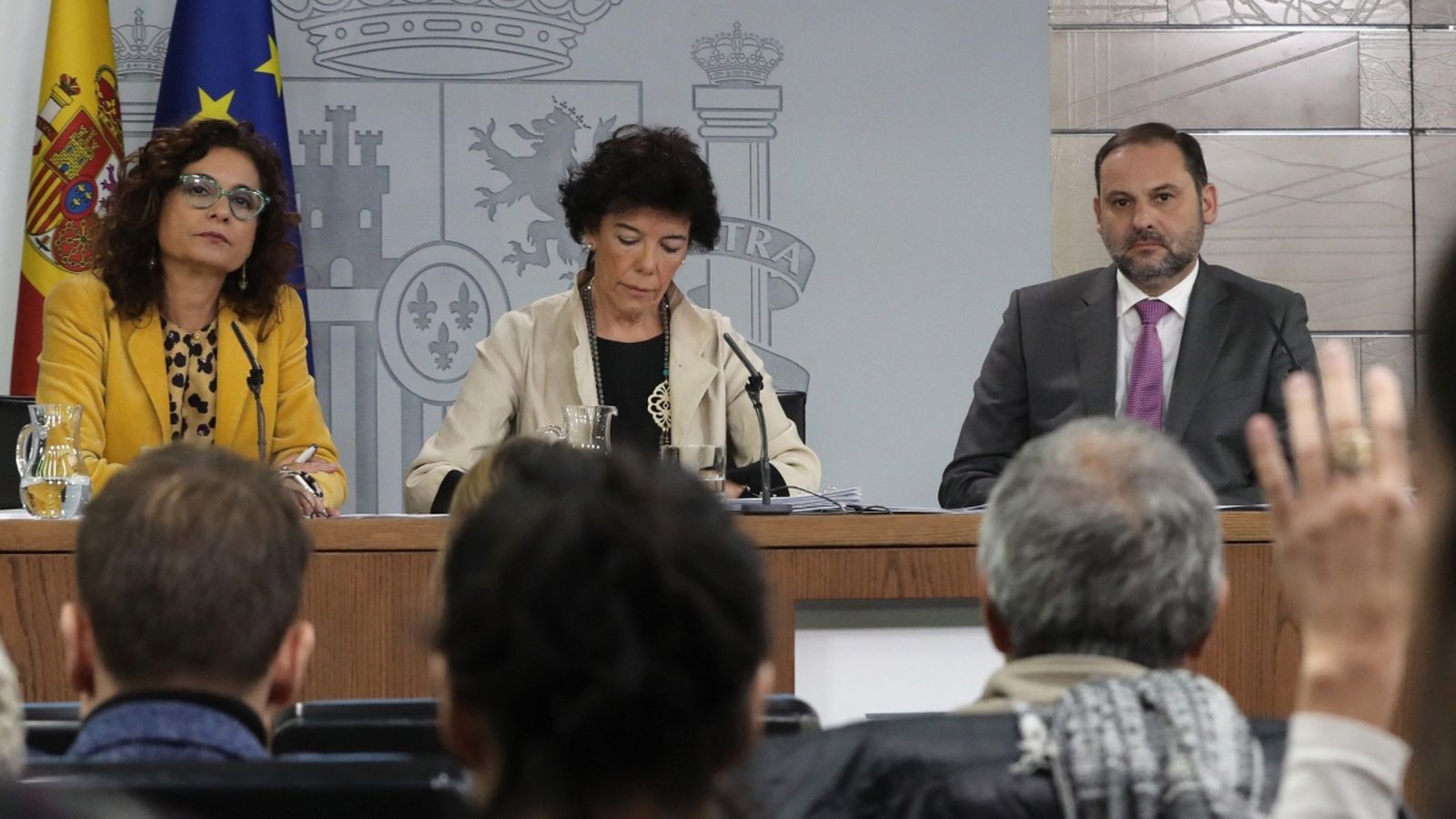 La ministra d'Hisenda, Maria Jesús Montero, la portaveu del govern espanyol, Isabel Celaá, i el ministre de Foment, José Luis Ábalos, durant la roda de premsa posterior al Consell de Ministres