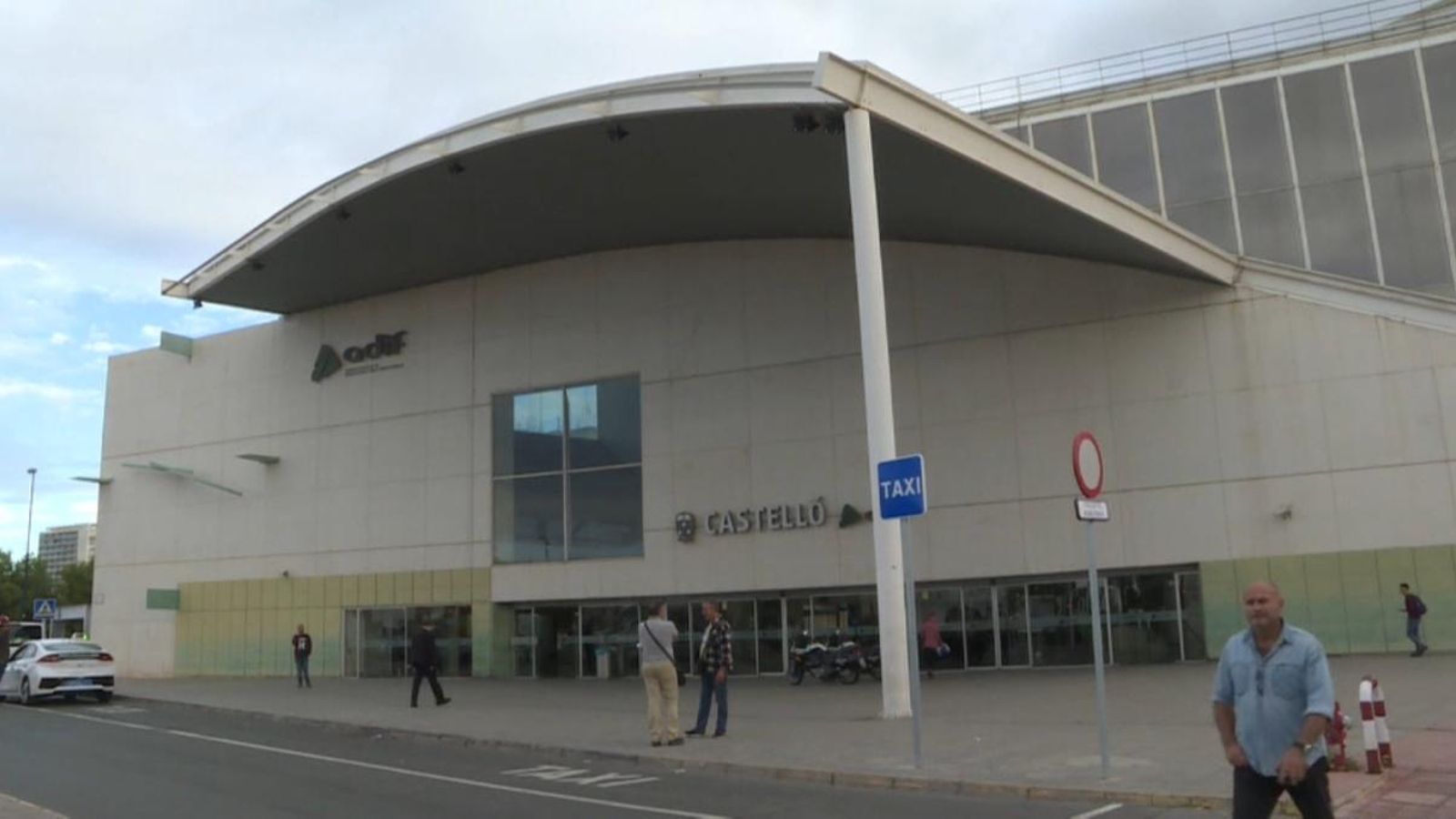 Façana principal de l'estació de trens de Castelló