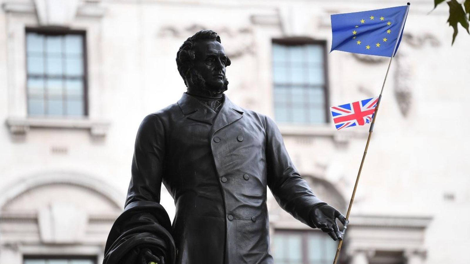 Les banderes de la UE i el Regne Unit unides a l'estàtua del Vescomte de Palmerston, primer ministre britànic del s. XIX