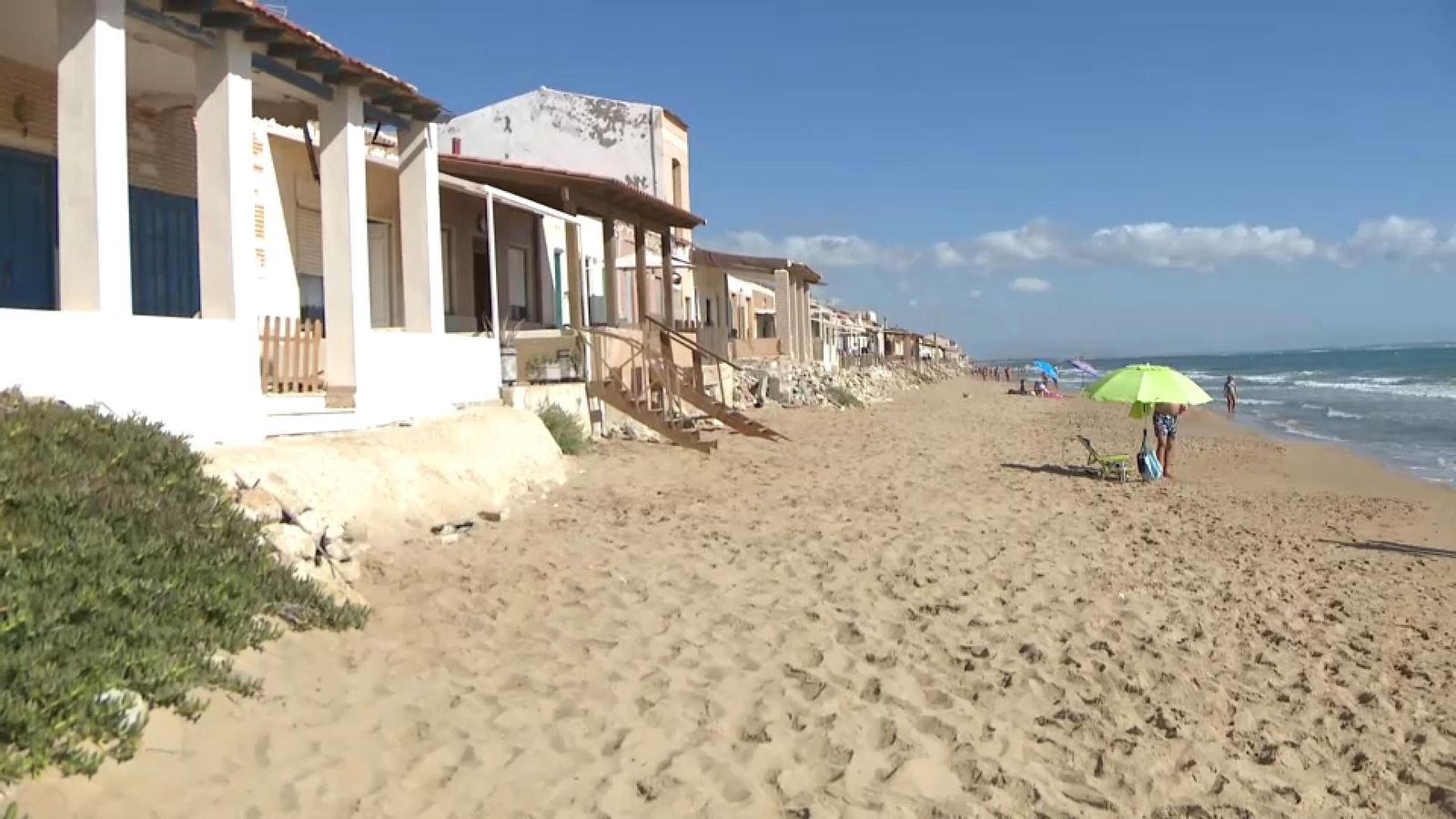 Casetes en primera línia de la platja de Babilònia, a Guardamar del Segura Casetes en primera línia de la platja de la Babilònia, a Guardamar del Segura.