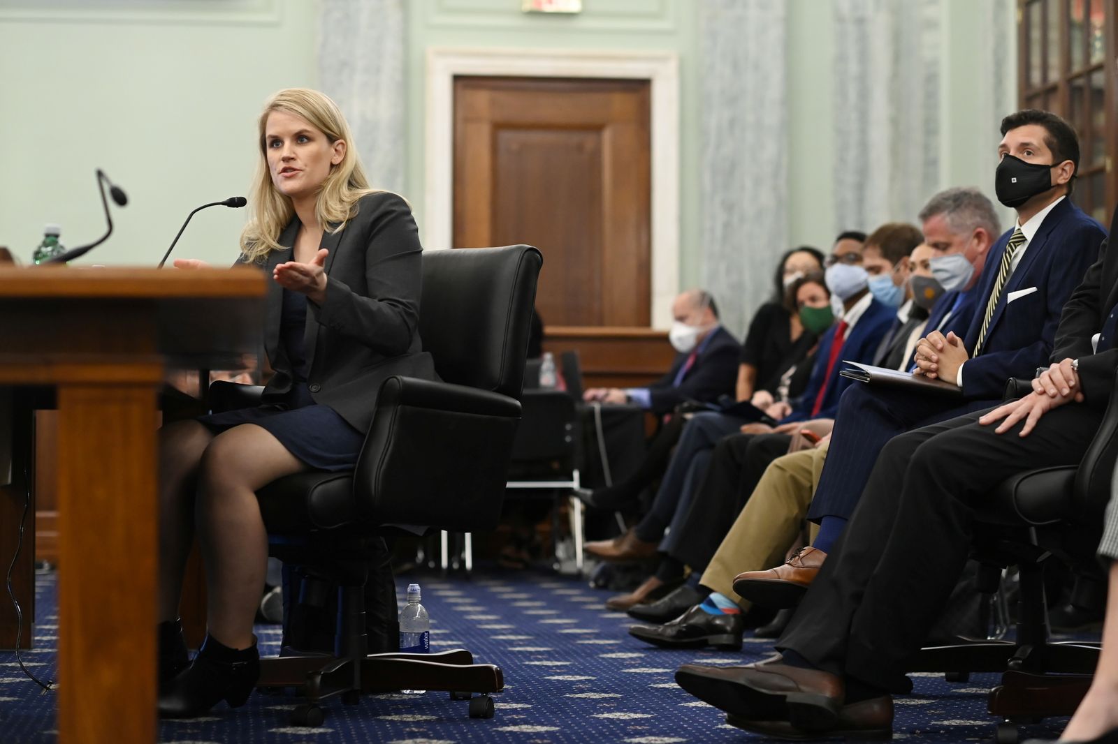 L'exempleada de Facebook i denunciant d'irregularitats Frances Haugen durant una audiència al Senat