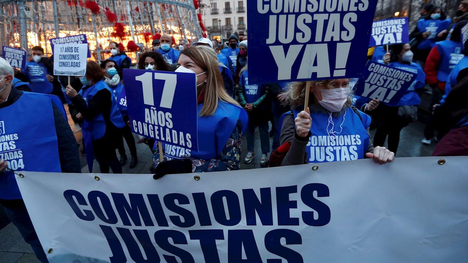 Venedors i venedores de loteria reclamen una pujada de les comissions a les portes del Teatro Real de Madrid Venedors i venedores de loteria reclamen una pujada de les comissions a les portes del Teatre Real de Madrid