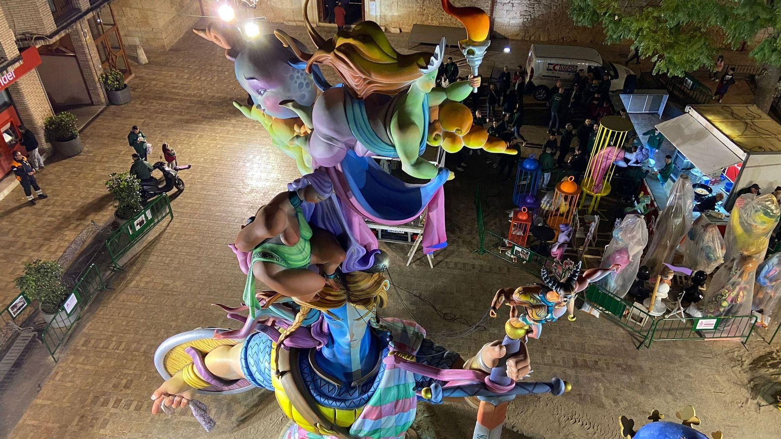 La falla Plaça Major de Carcaixent, en una imatge de la matinada d'aquest divendres, amb el remat del monument ja col·locat