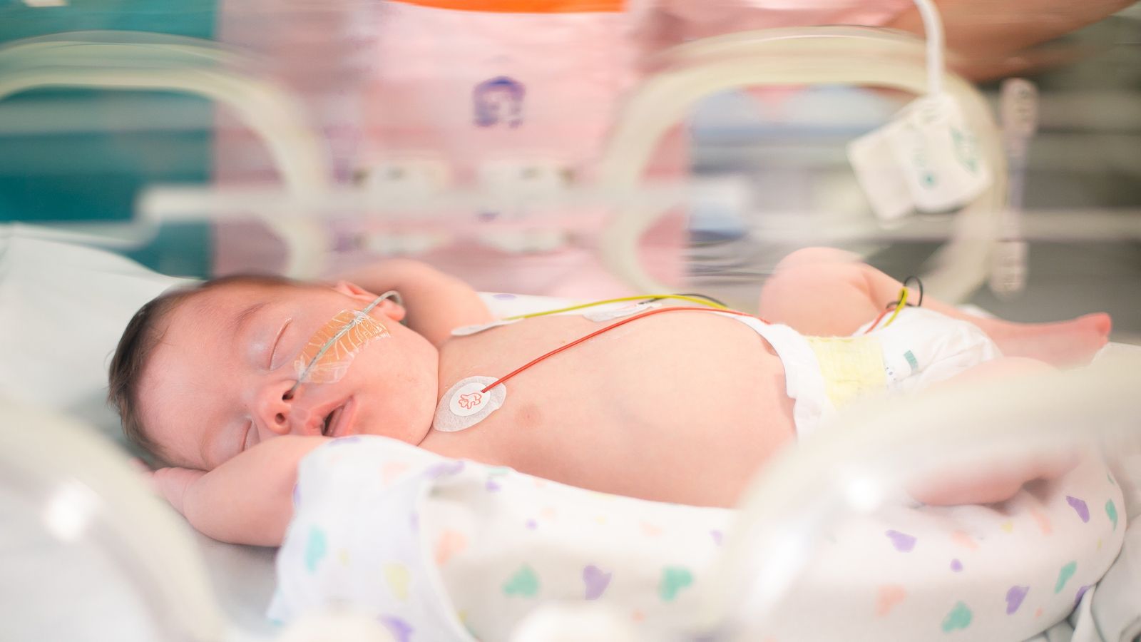 Un bebé en una UCI pediàtrica en una imatge d'archiu