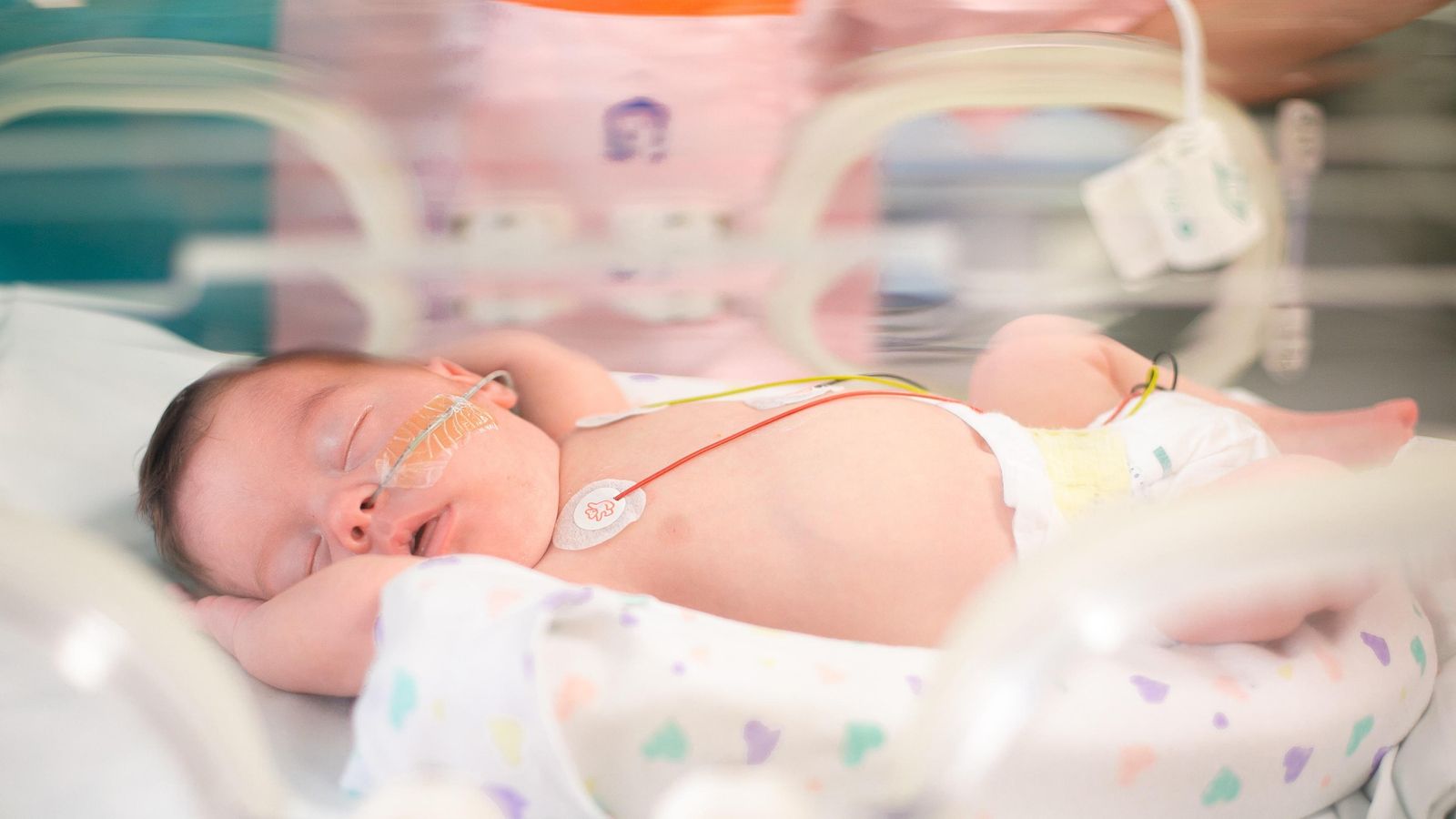 Un nadó en una UCI pediàtrica, en una imatge d'arxiu Un bebé en una UCI pediàtrica en una imatge d'archiu