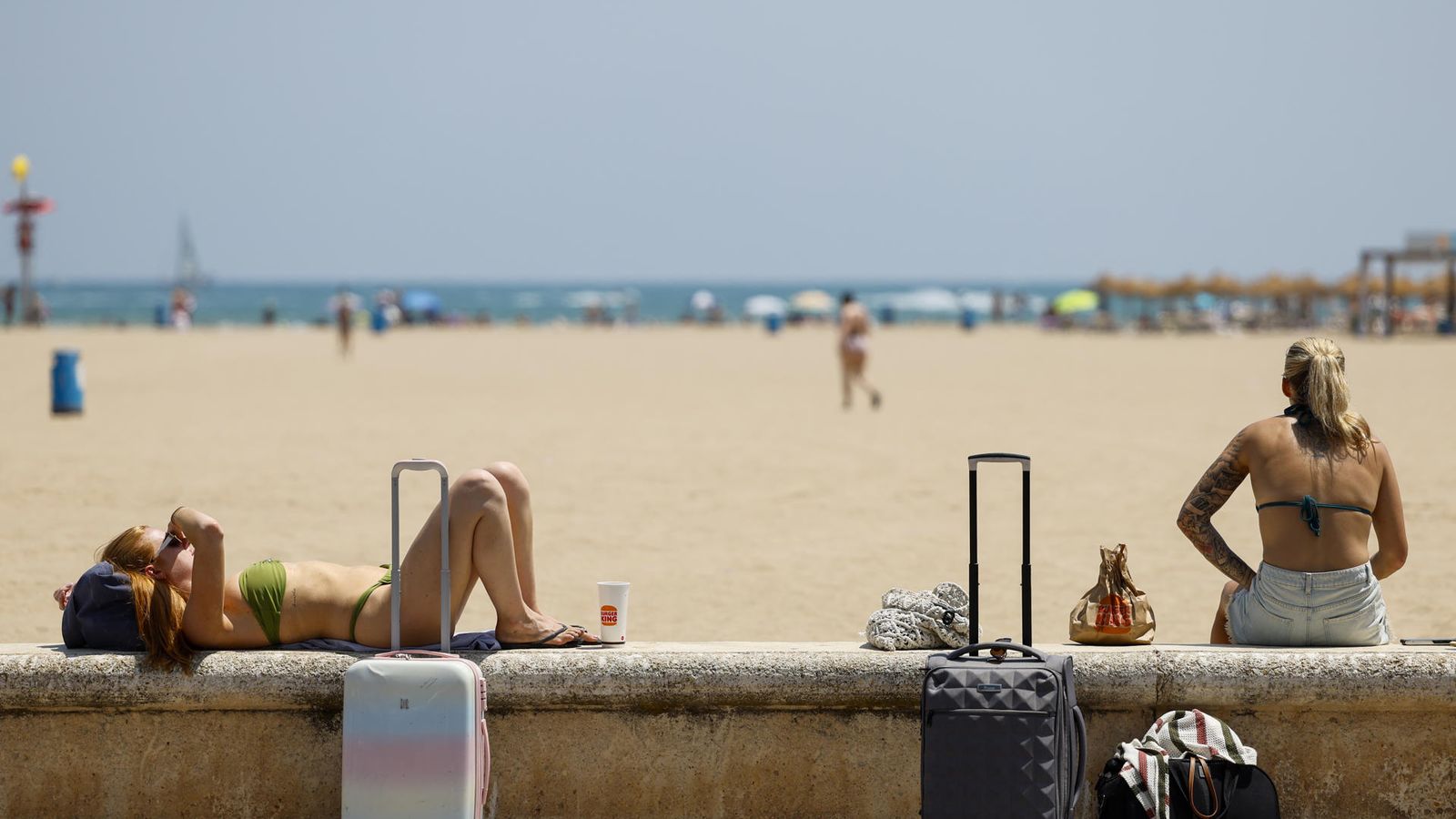 Banyistes a la platja de la Malva-rosa de València, este dilluns