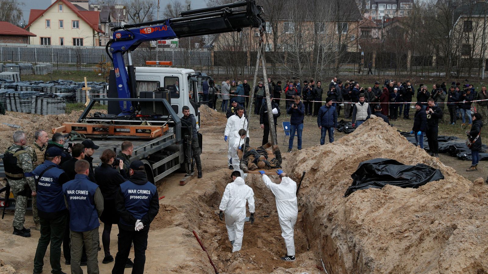 Forenses exhumen els cossos de civils assassinats a Butxa i soterrats en una fossa comuna