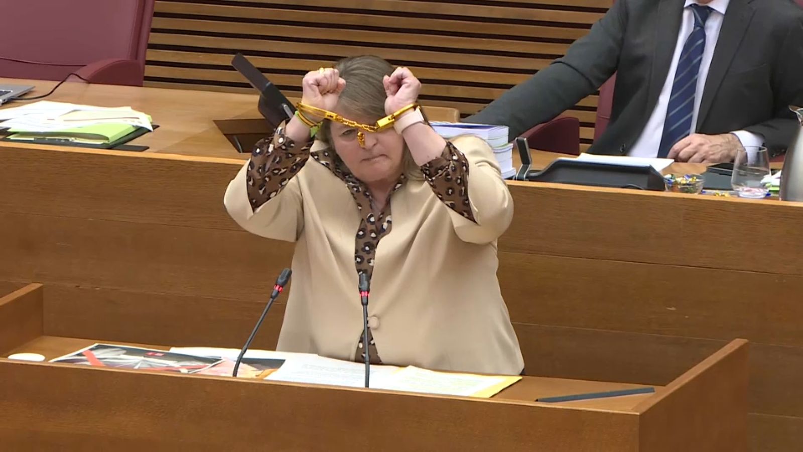 La diputada de Vox, Julia Llopis, exhibeix unes manilles a les Corts