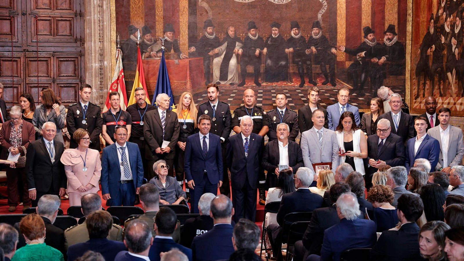 Els guardonats amb les altes distincions de la Generalitat en finalitzar l'acte del Palau de la Generalitat