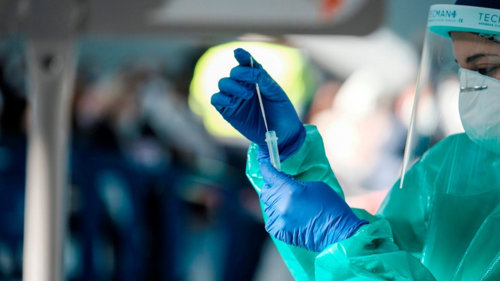 Personal sanitari realitza a la població un garbellat massiu./ Sergio G. Canizares (Efe)