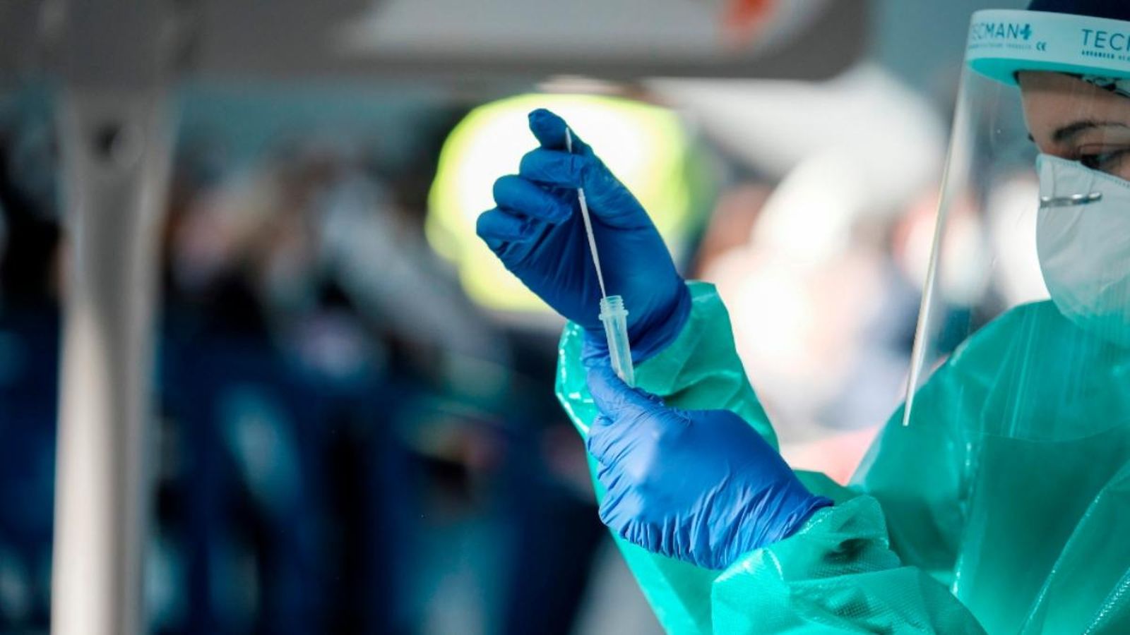 Personal sanitari realitza a la població un garbellat massiu./ Sergio G. Canizares (Efe)