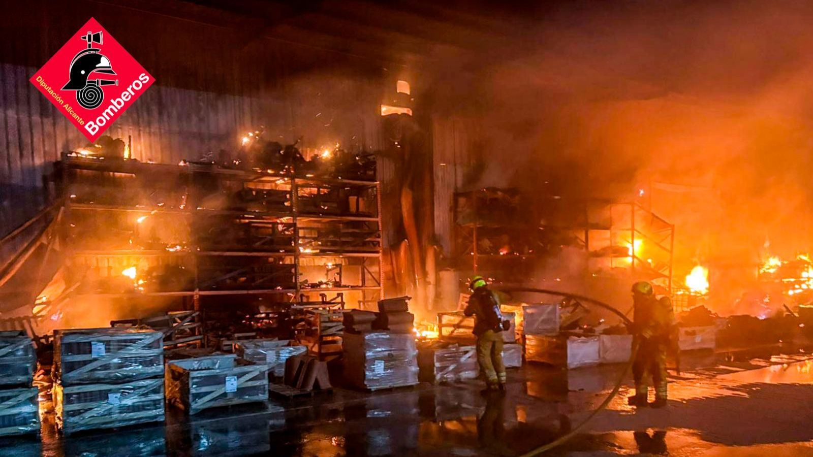 Incendi declarat en una fàbrica de teules a Agost