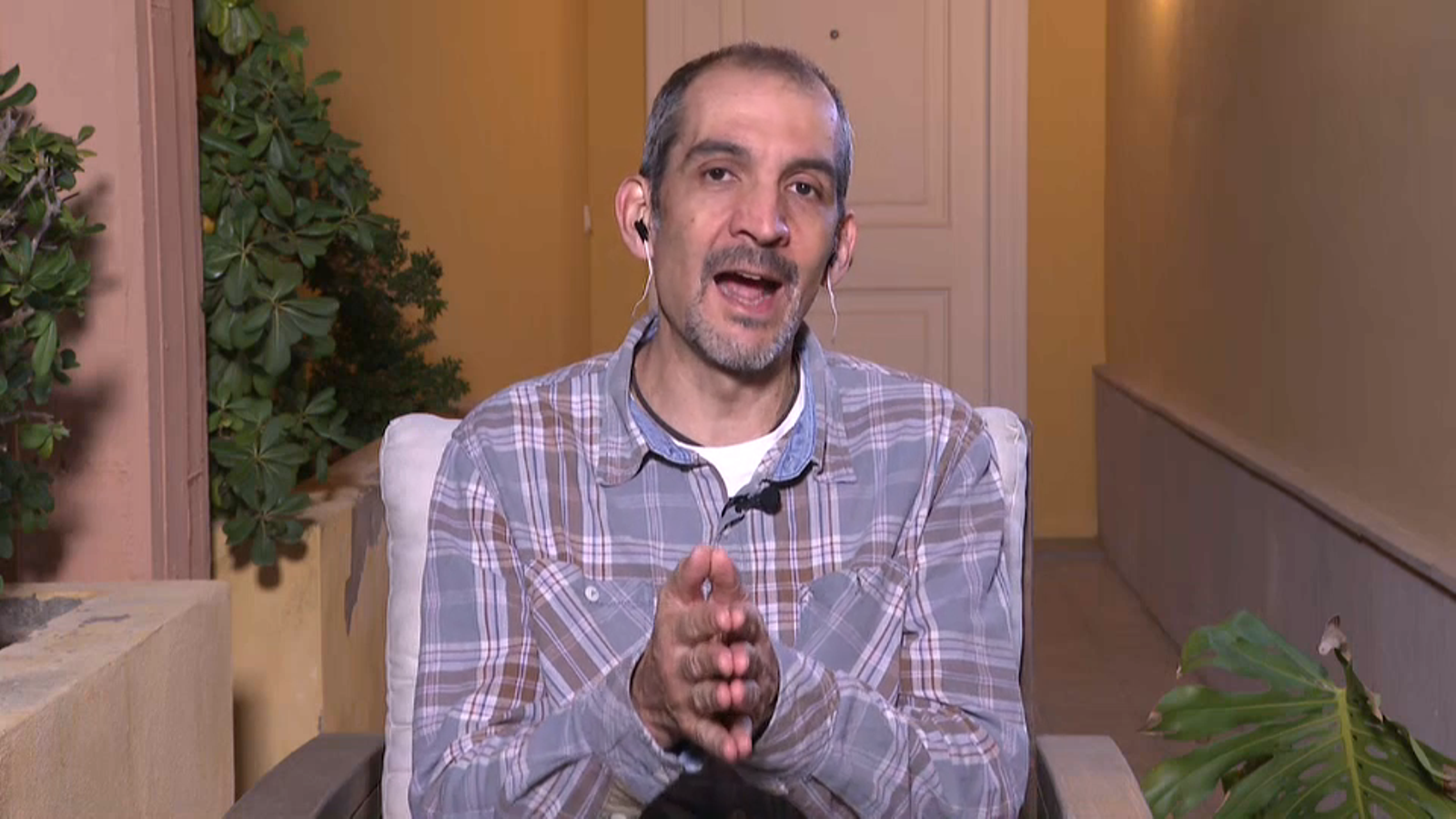 El viròleg de CSIC Santiago Elena durant la seua intervenció en À Punt