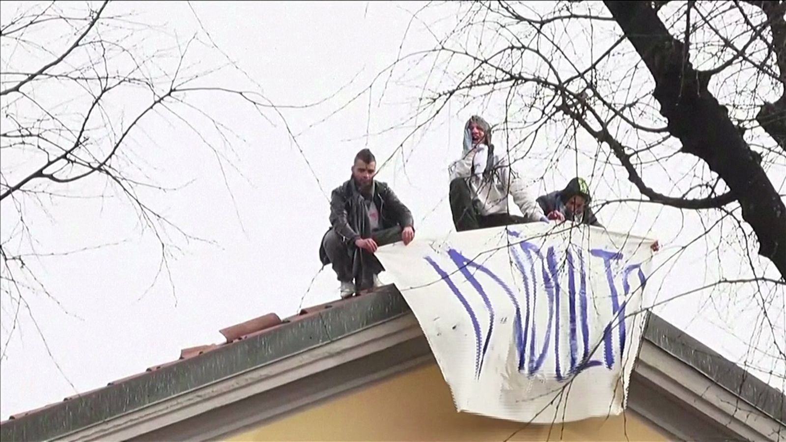 Tres interns protesten a la teulada de la presó de San Vittore, a Milà