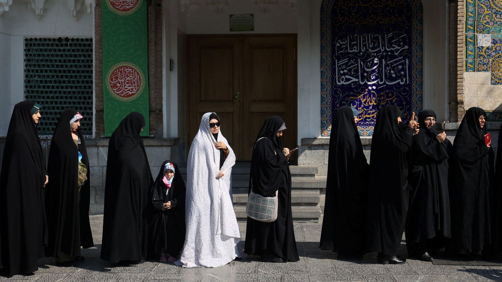 Dones iranianes amb el hiyab obligatori en una fila per a votar en un col·legi electoral a Teherán