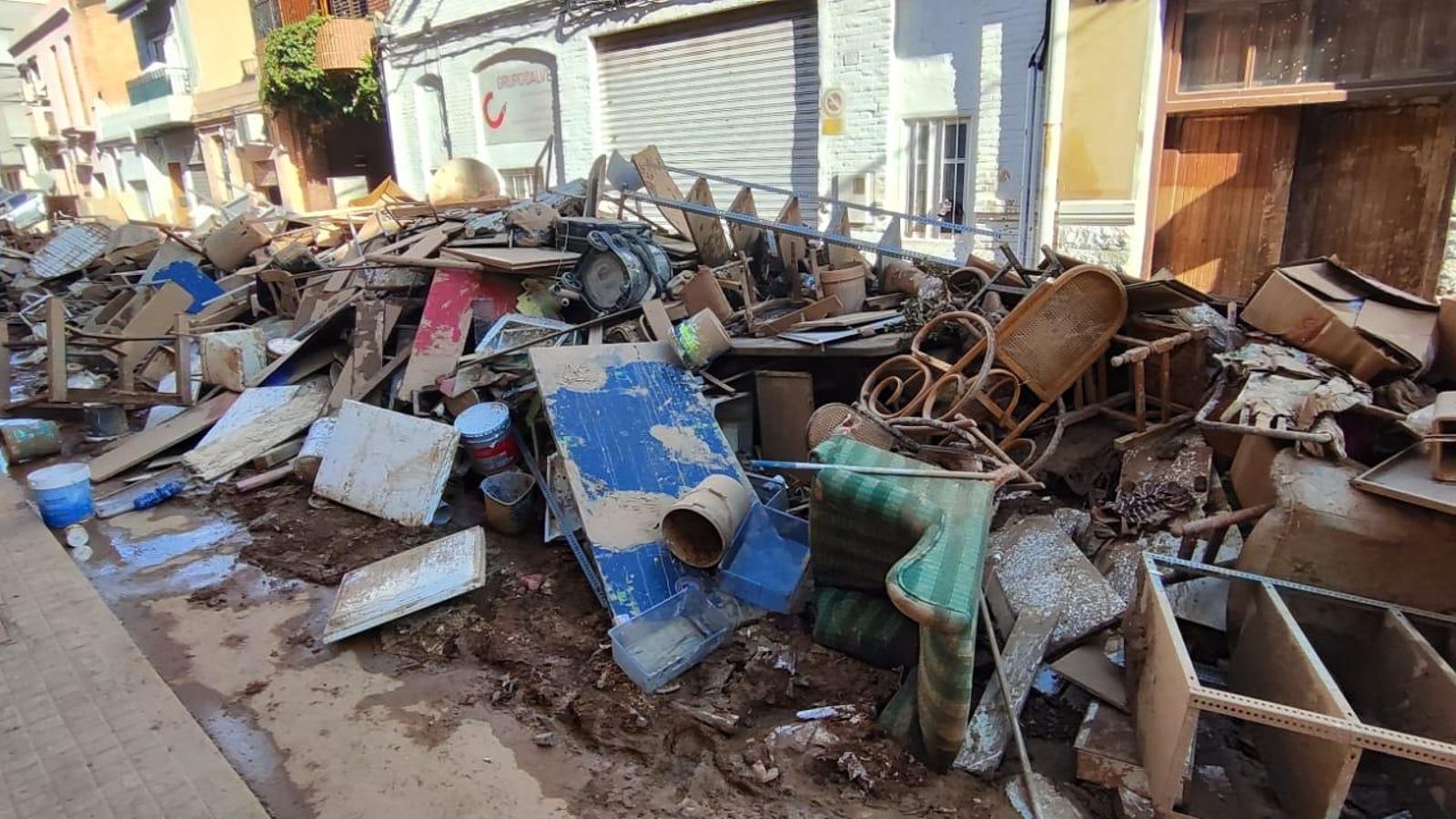 Així es troba aquest dissabte el carrer Blasco Ibáñez de Sedaví