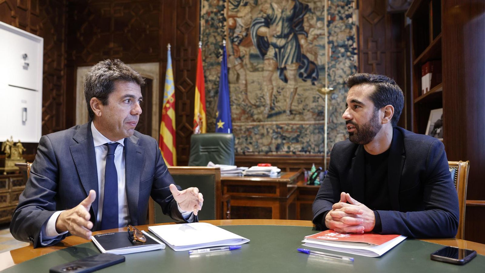 El president de la Generalitat, Carlos Mazón, es reuneix amb el síndic del grup parlamentari socialista, José Muñoz