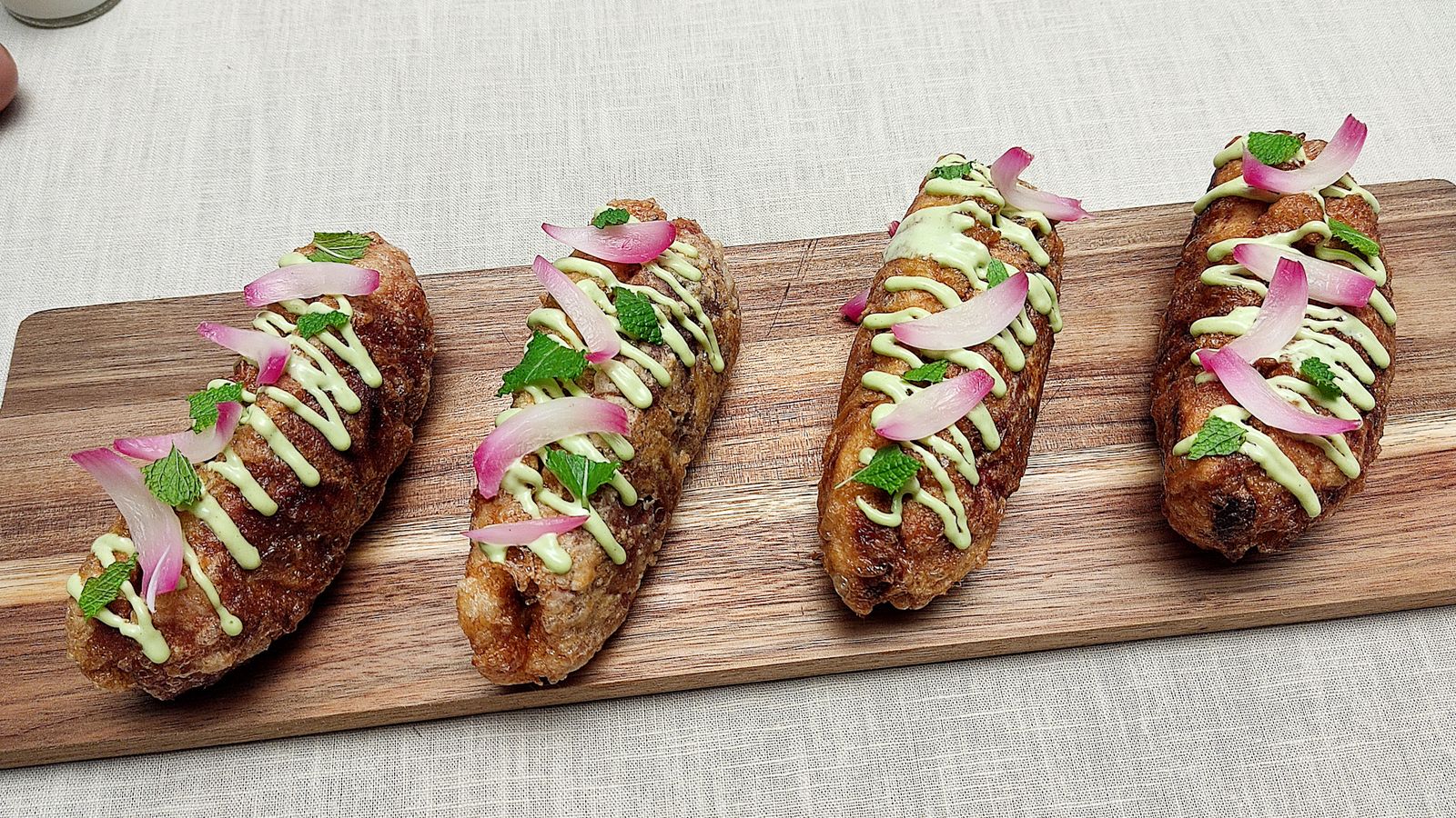 Pepito de costella torrada, lactonesa de curri verd i menta