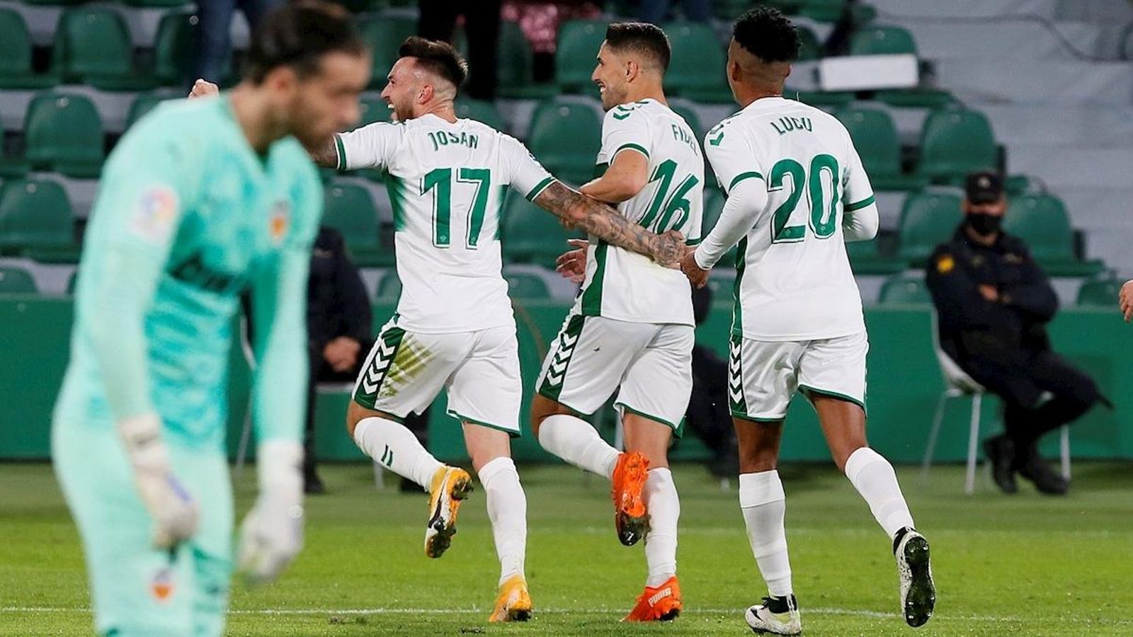 Els jugadors il·licitans celebren un dels gols contra el València
