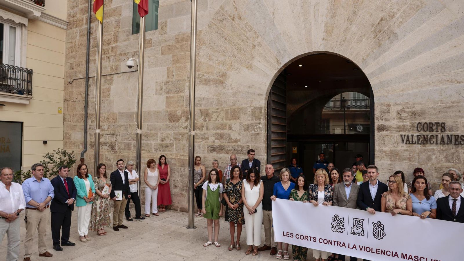 Els grups parlamentaris de les Corts guarden un minut de silenci per l'últim crim masclista a la Comunitat Valenciana, amb Vox apartat al cantó