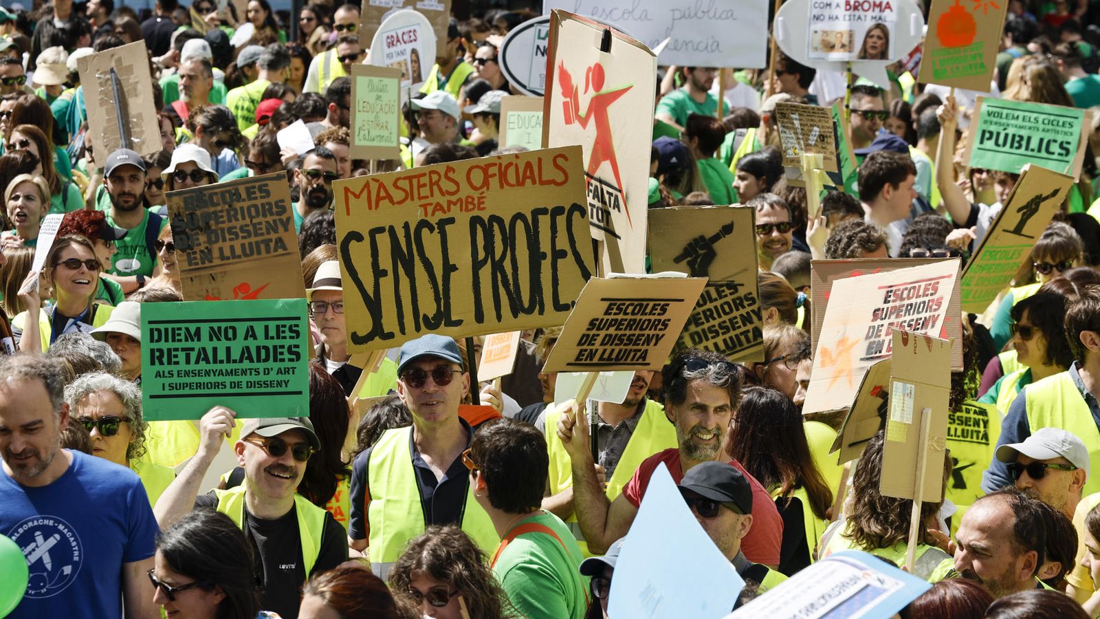 Milers de persones han pres el centre de València per a manifestar-se per l'educació pública, este dilluns