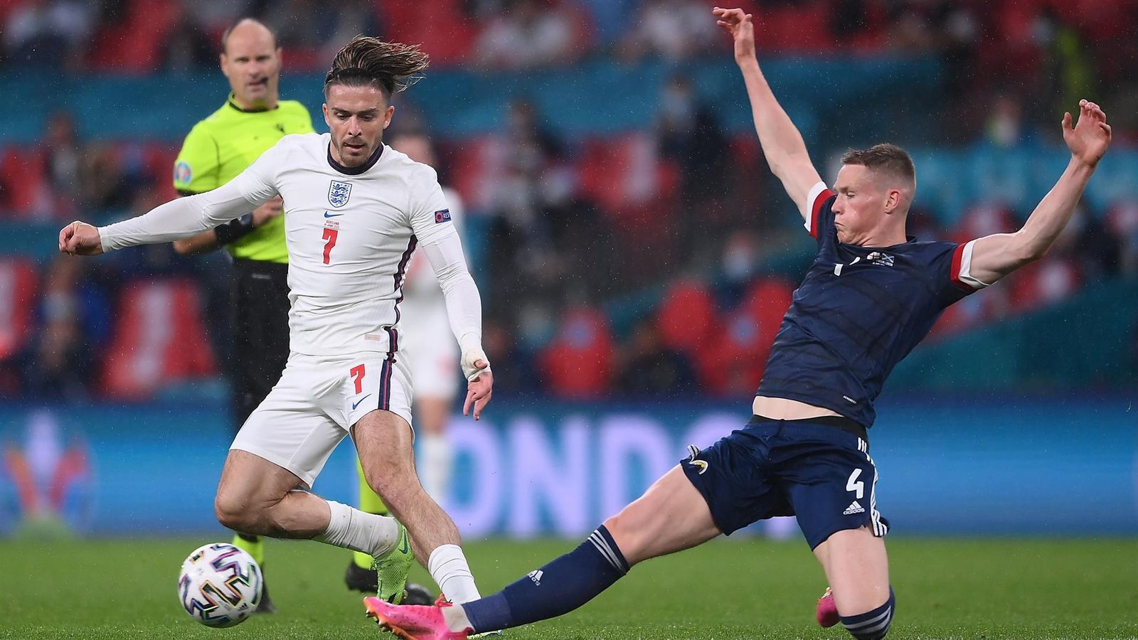 Grealish i McTominay es disputen una pilota