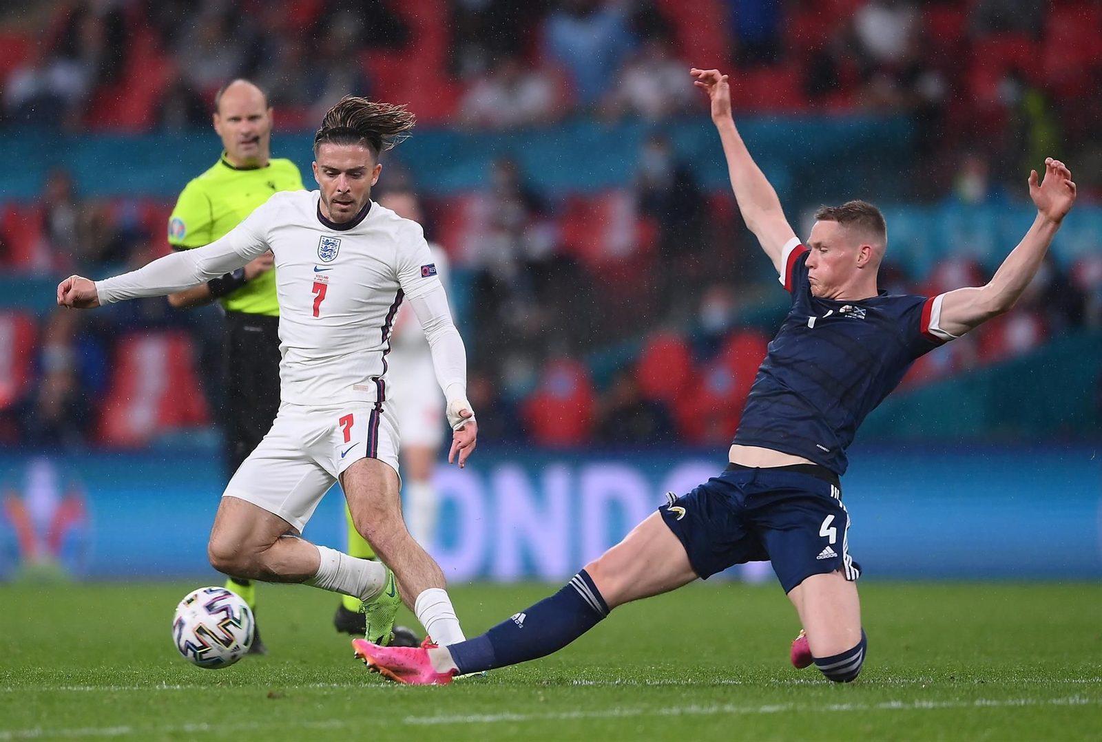 Grealish i McTominay es disputen una pilota