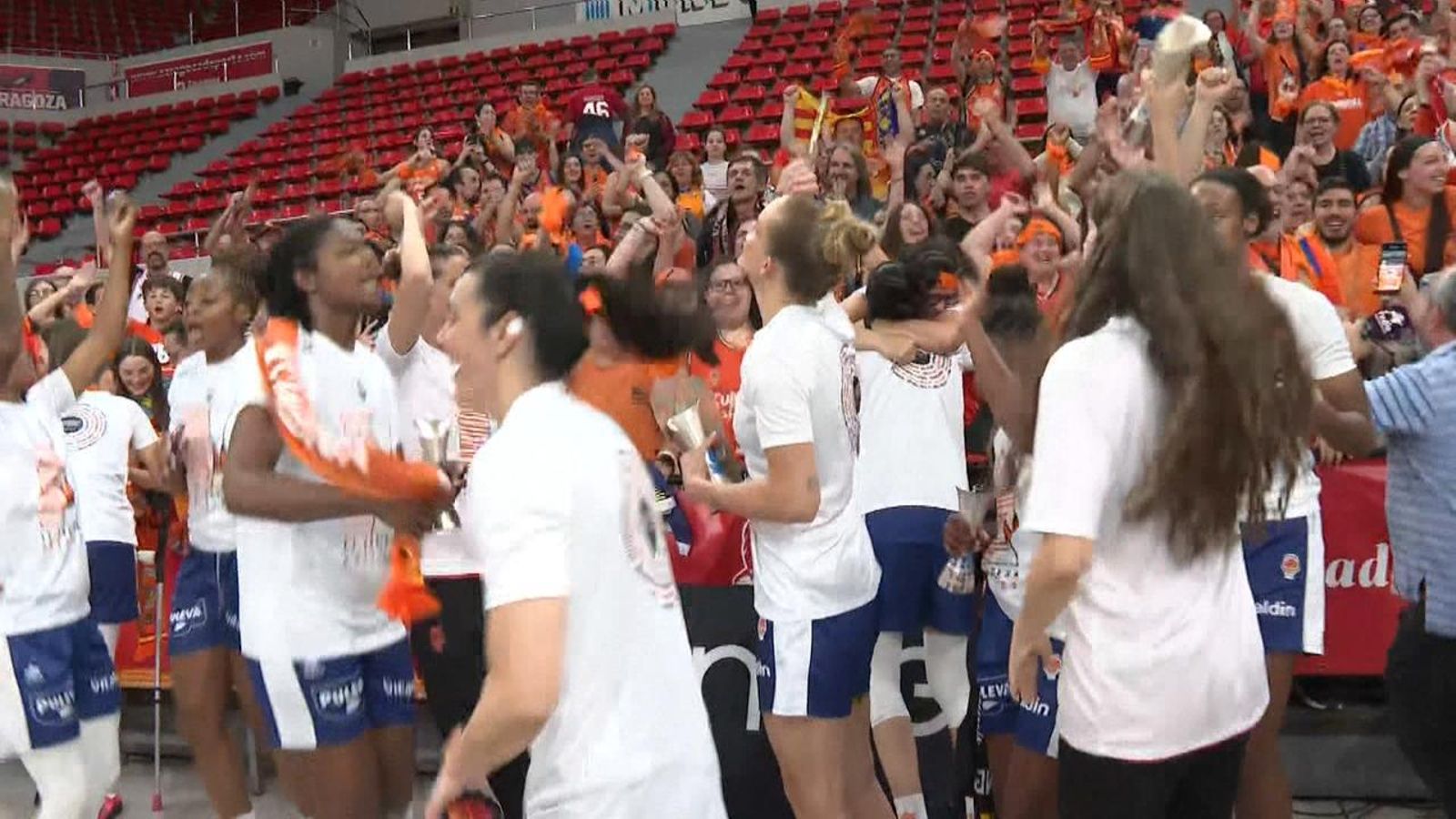 Així va ser la celebració del València Basket al Príncipe Felipe de Saragossa