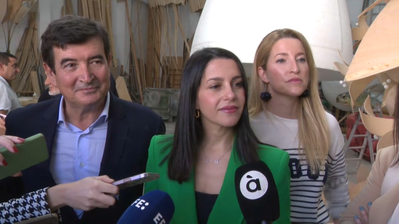 Inés Arrimadas, presidenta de Ciutadans, atén els mitjans de comunicació a la Ciutat Fallera de València