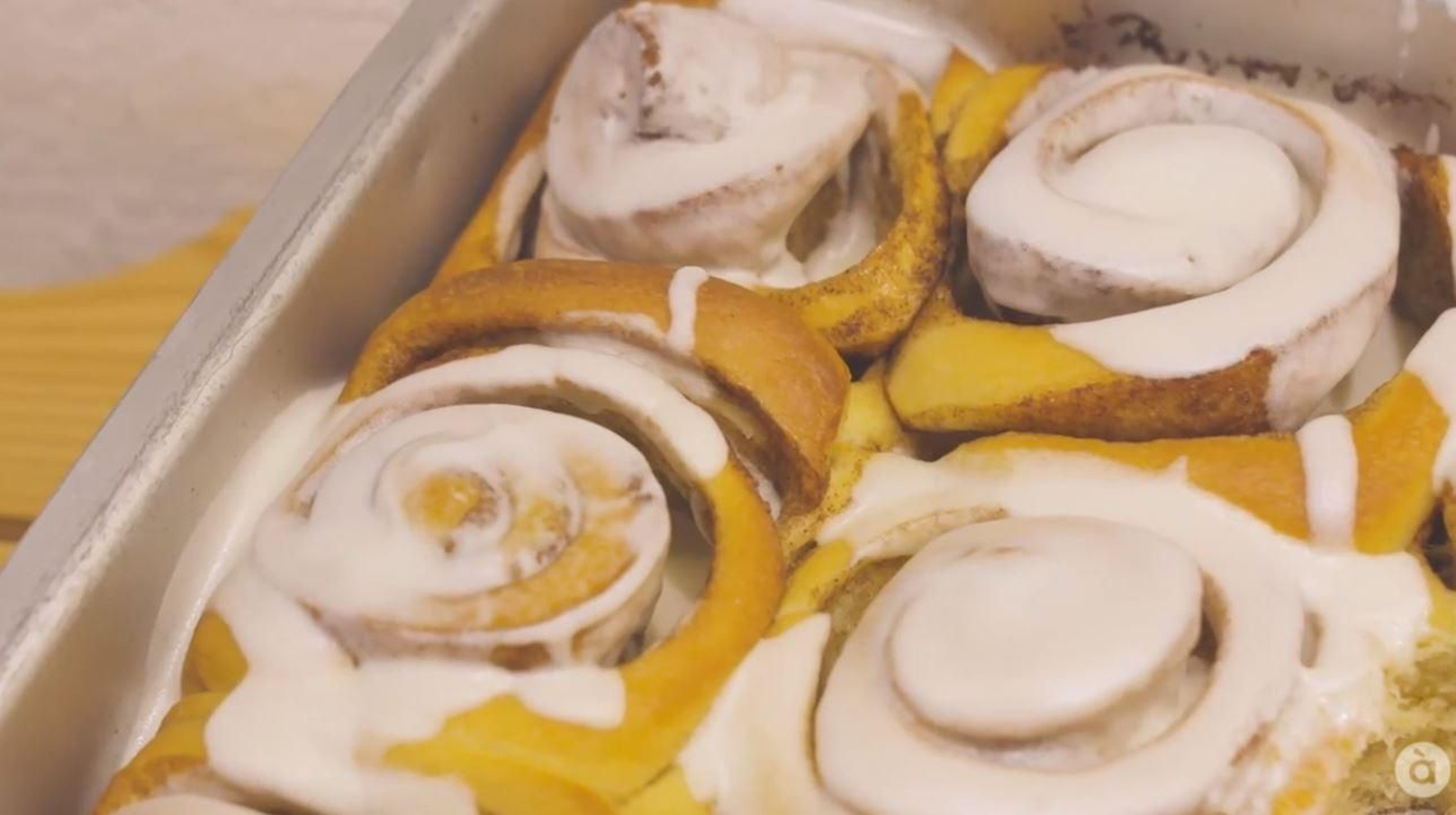 Rotllets de canyella eixits del forn