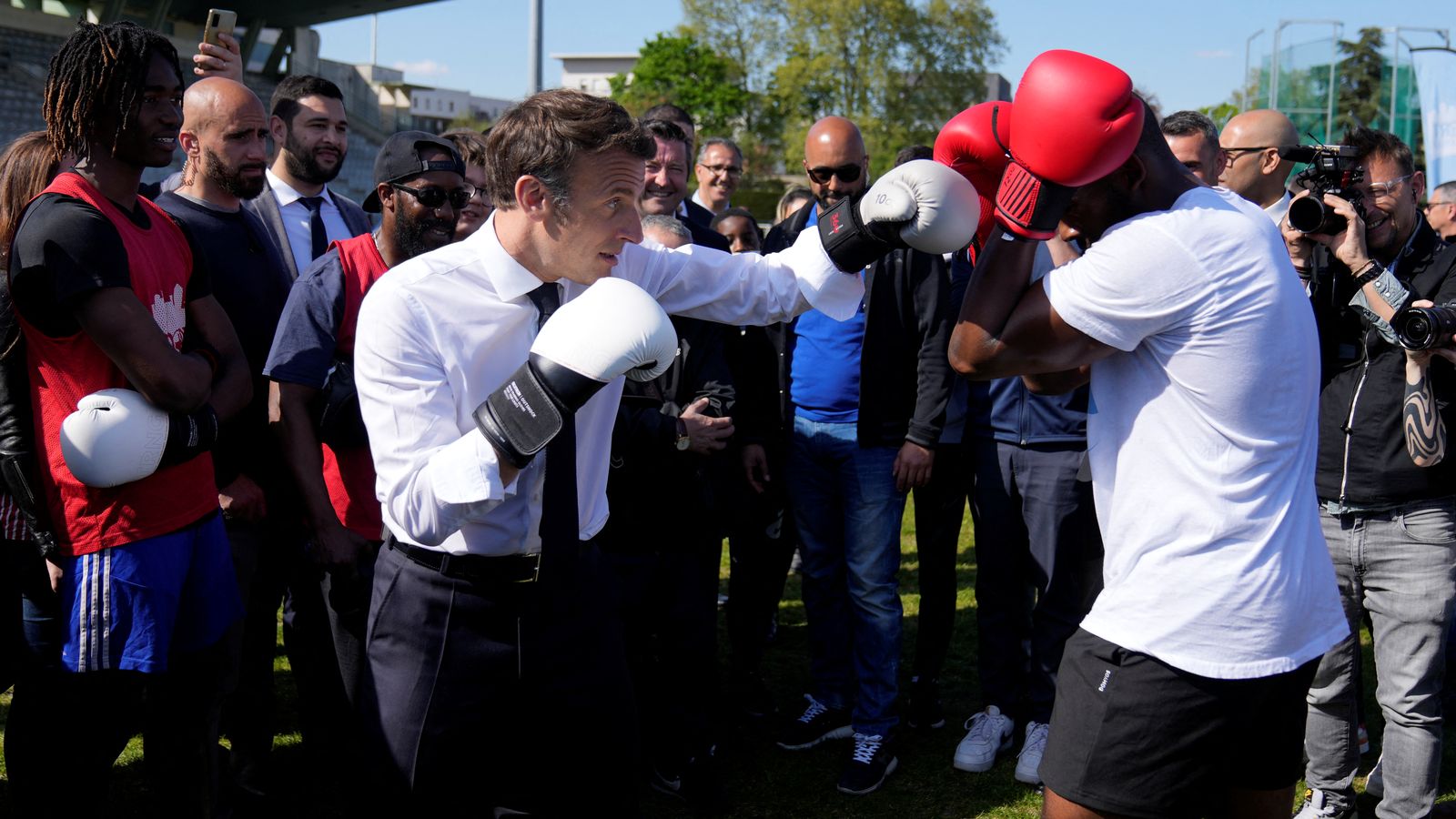 Emmanuel Macron amb un boxejador aficionat en un dels seus últims actes en l'estadi de Saint-Denis, a París