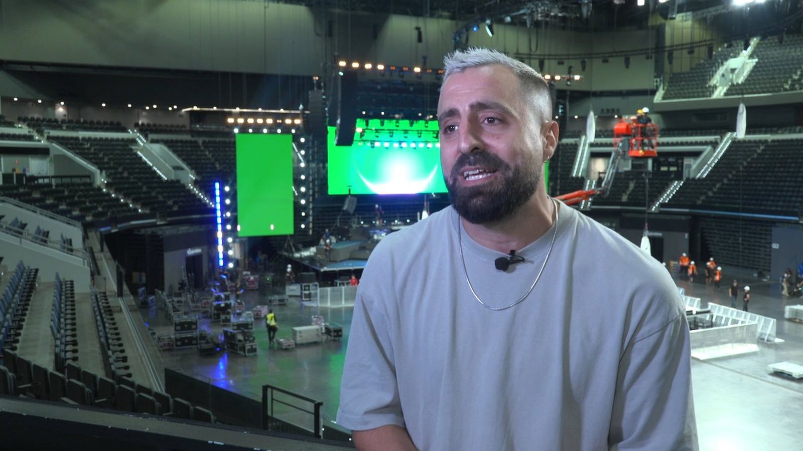 Àrtur Martínez, durant l'entrevista d'À Punt en les hores prèvies al concert del Roig Arena
