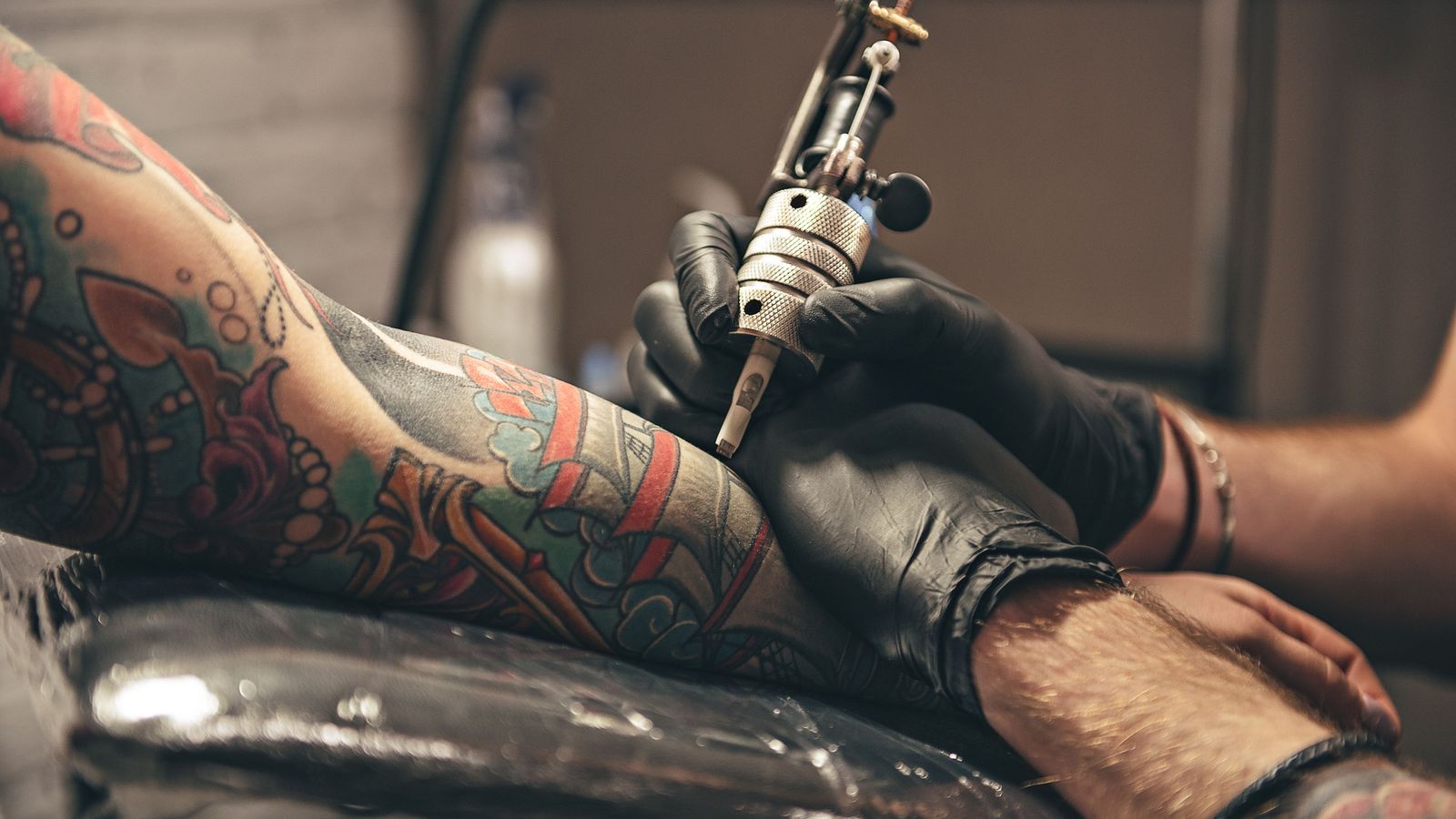 Imatge d'arxiu d'un tatuador