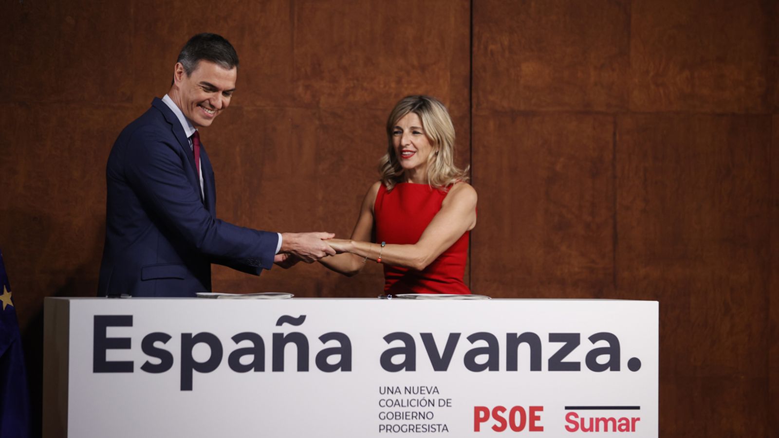 Els líders del PSOE i Sumar, en la signatura pública de l'acord