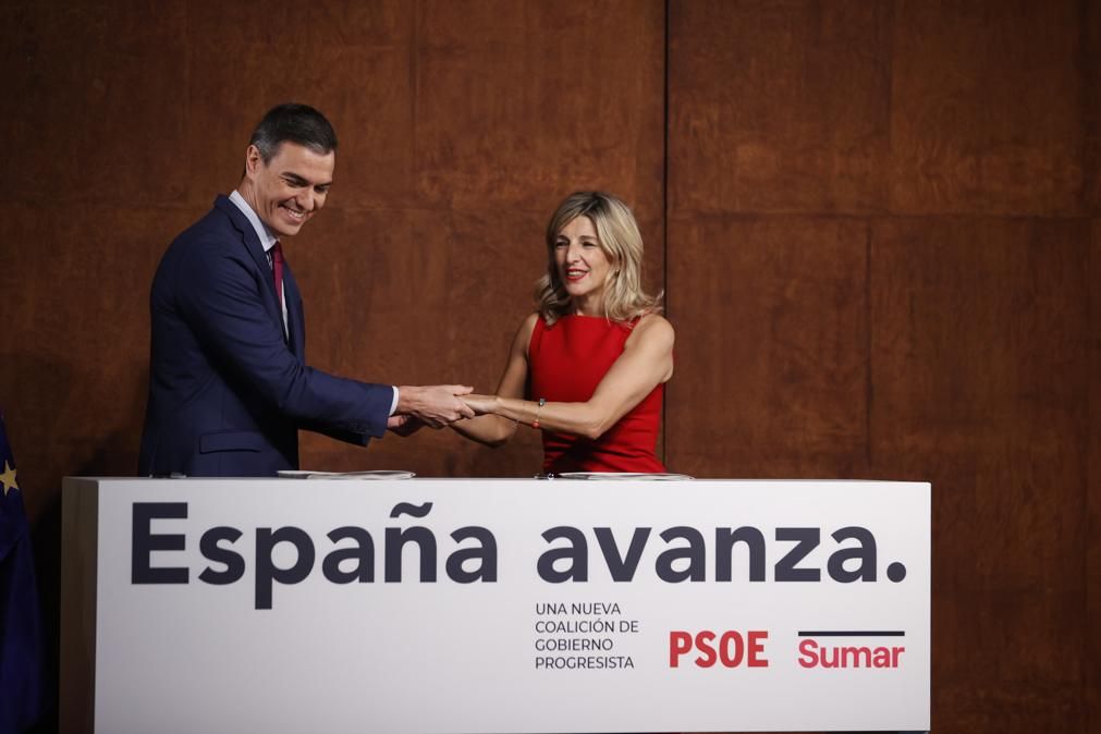 Els líders del PSOE i Sumar, en la signatura pública de l'acord