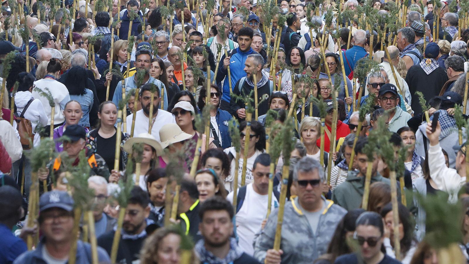 Desenes de milers de persones han participat en la romeria de la Santa Faç este 2026