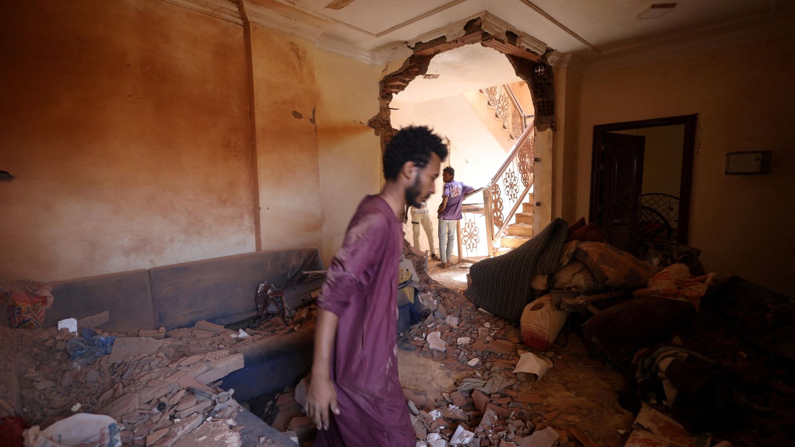 Danys dins d'una casa durant els enfrontaments entre el FAR i l'Exèrcit a Khartum, el Sudan Danys dins d'una casa durant els enfrontaments entre el FAR i l'exèrcit a Khartum, Sudan