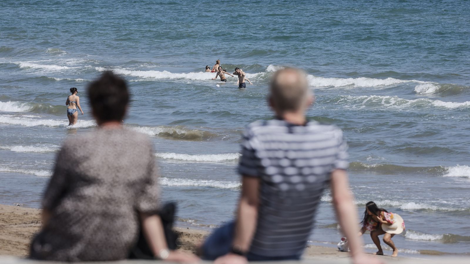 Dues persones, en una platja, en arxiu