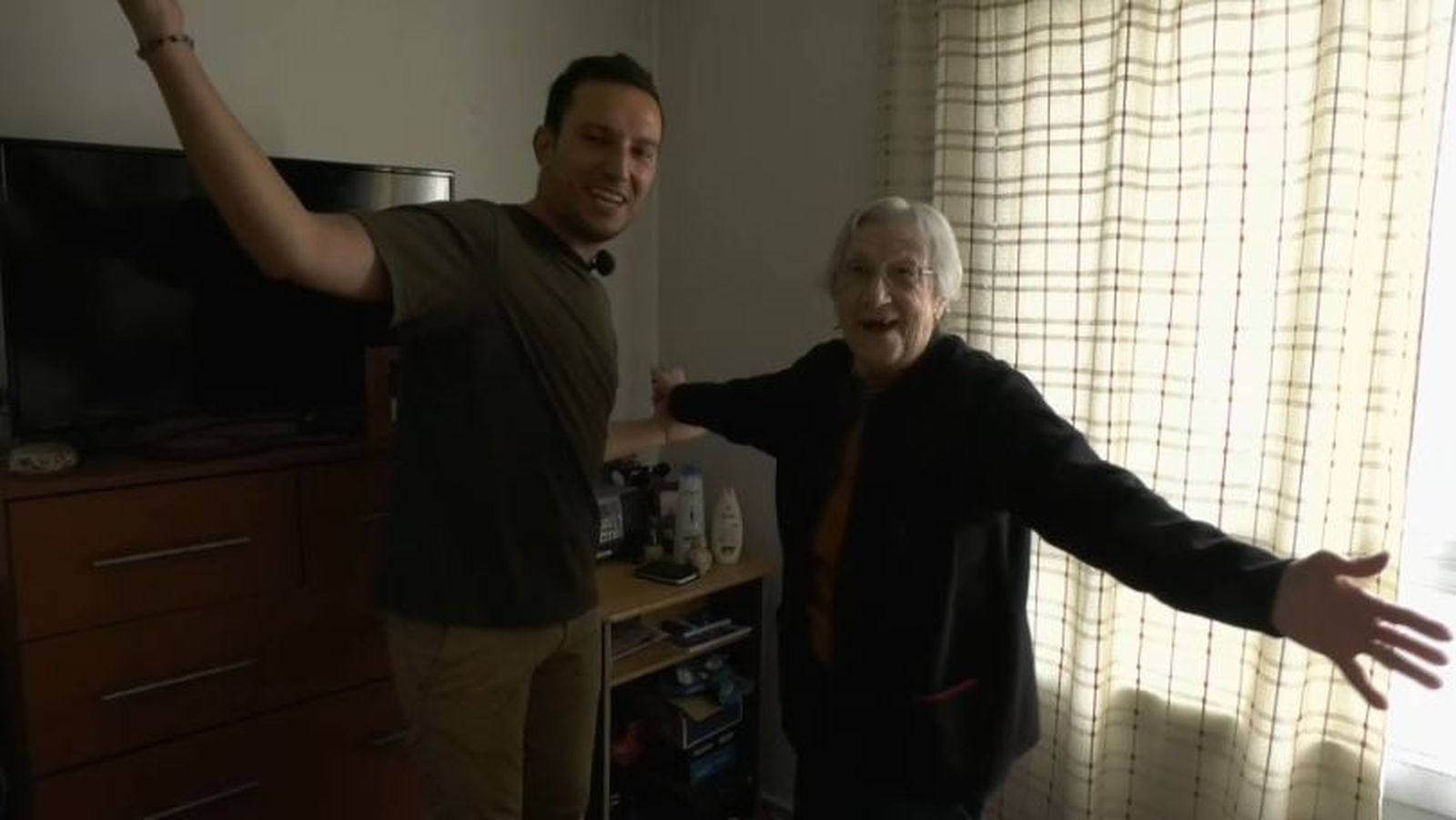 Amparo canta "Visca València" amb Enrique de 'Valencians al món'