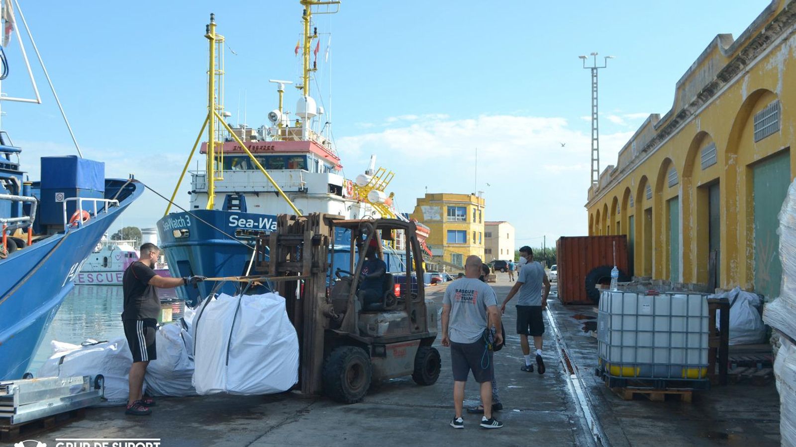 Càrrega d'un vaixell de rescat al Port de Borriana