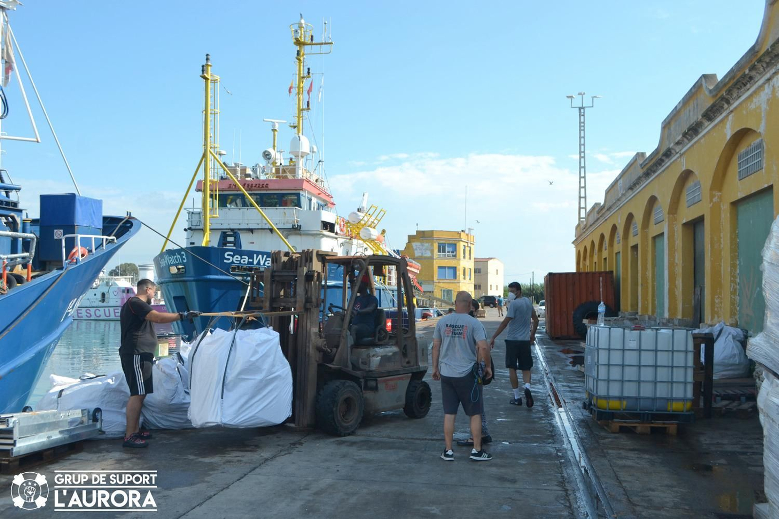 Càrrega d'un vaixell de rescat al Port de Borriana 